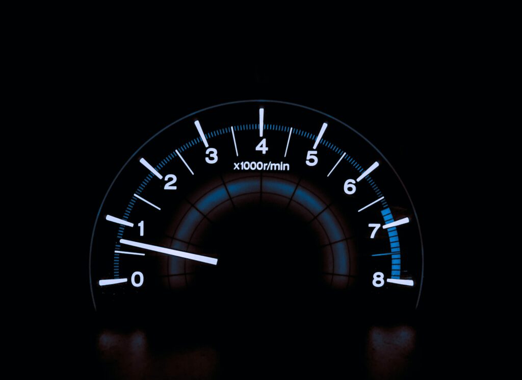 chris-liverani-HUJDz6CJEaM-unsplash snelheidsmeter